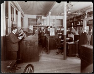 Homens trabalhando em um escritório na Maillard&39;s Chocolate Manufacturers em 116-118 West 25th Street, Nova York, 1902 (impressão em gelatina de prata)